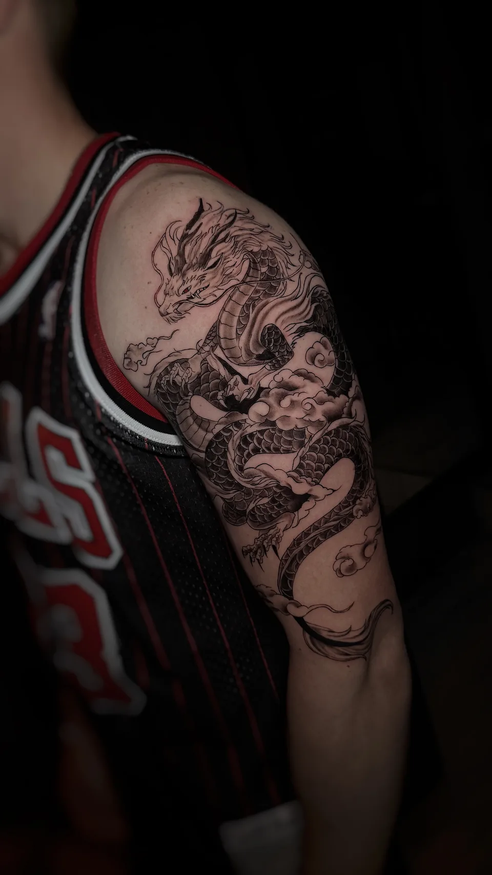 Black and Grey Drachen Tattoo auf der Schulter