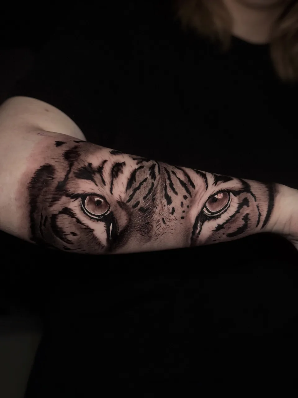 Realistische Tigeraugen als Unterarm Tattoo