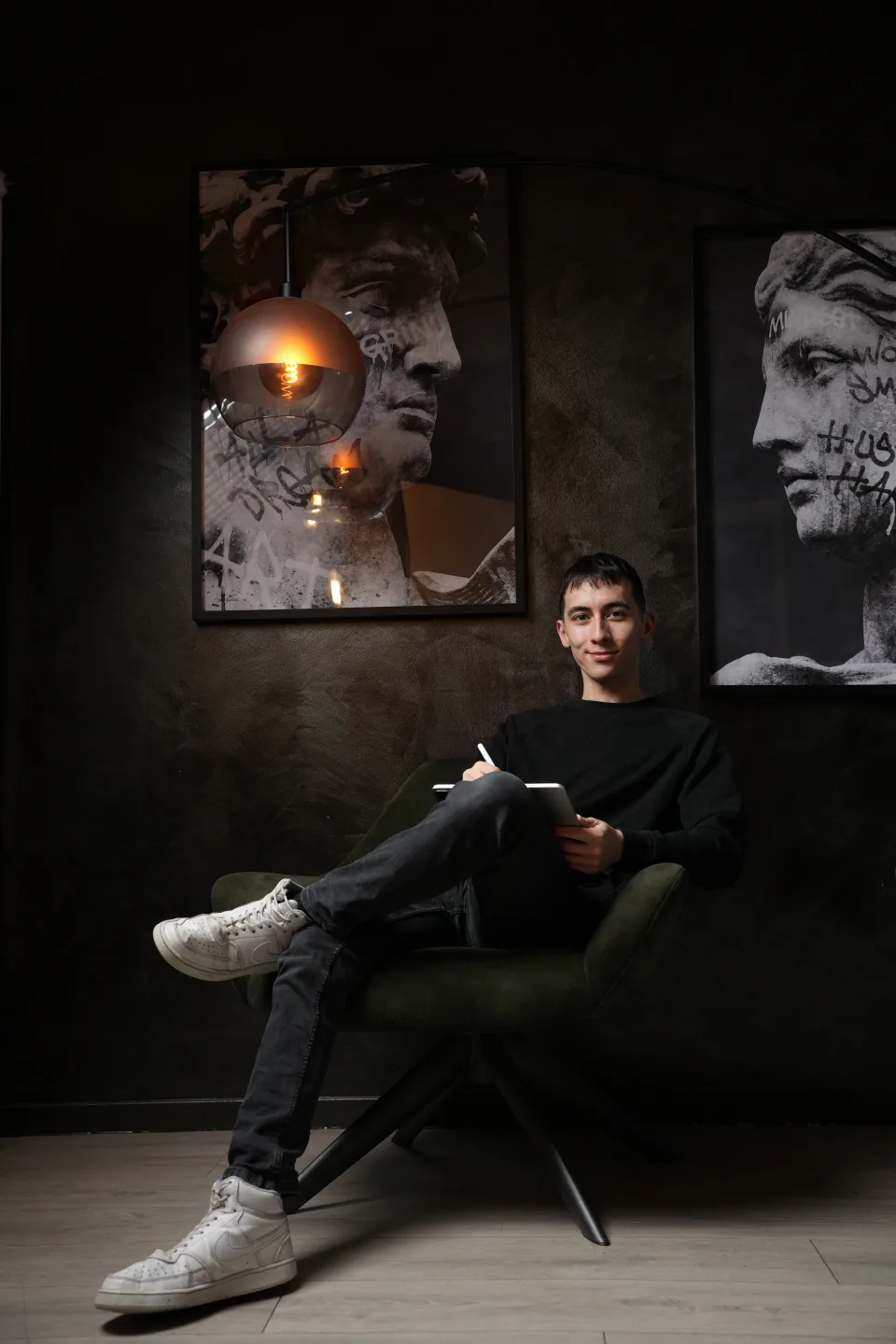 Tony arbeitet im Studio an einem Tattoo-Entwurf